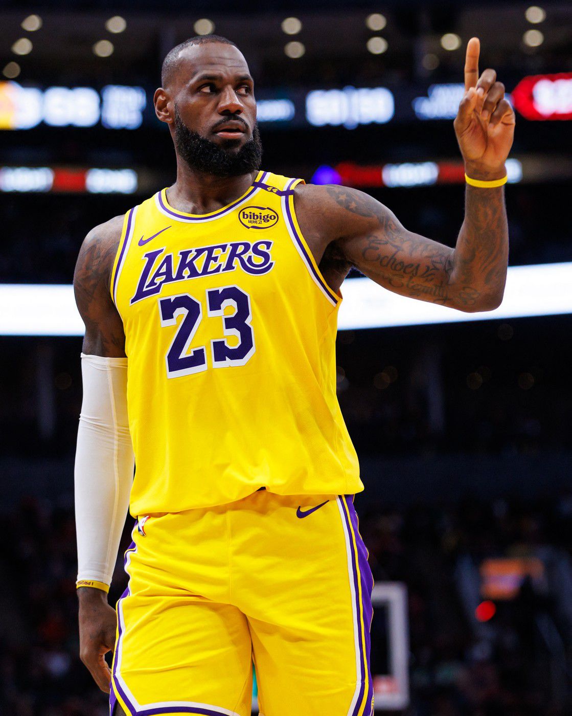 LeBron James v drese LA Lakers.