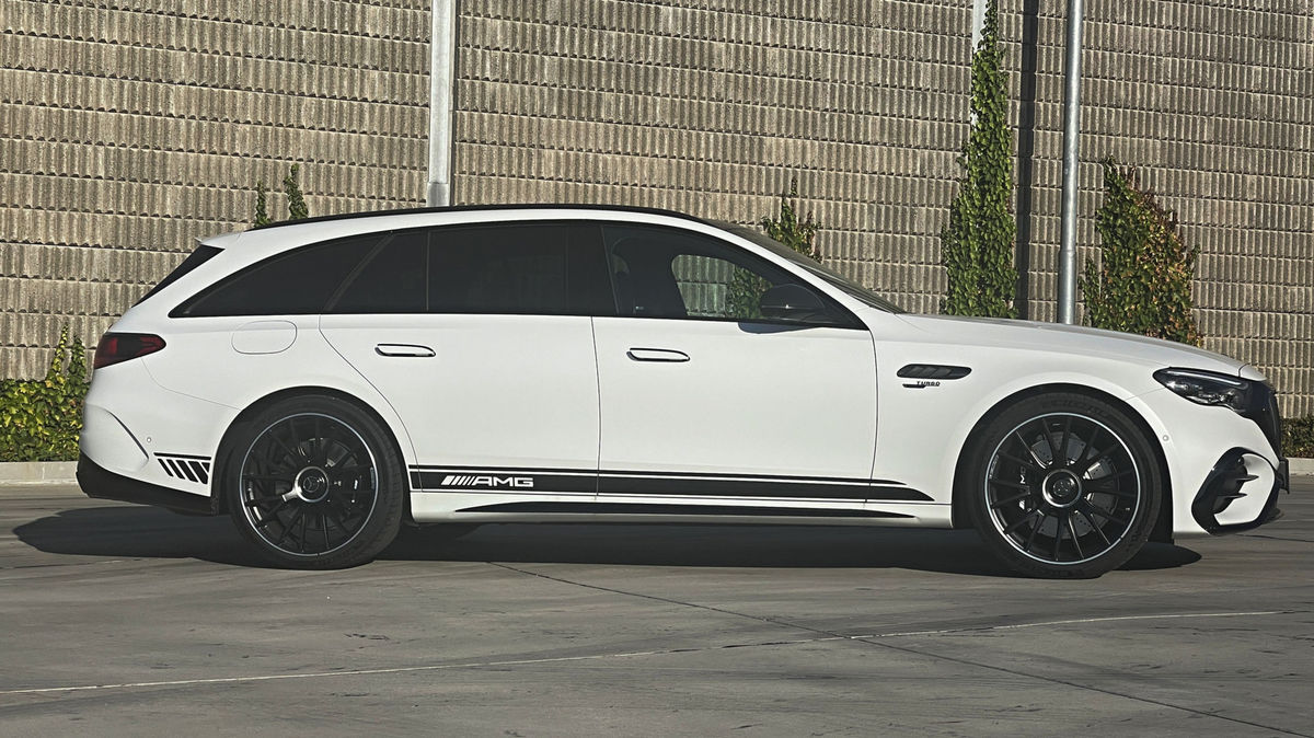 Mercedes-AMG E 53 vyzerá v čierno-bielom...