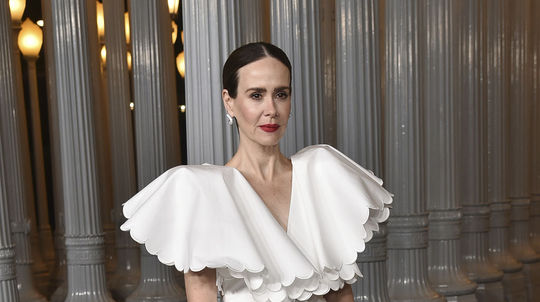 Herečka Sarah Paulson v kreácii Altuzarra na...