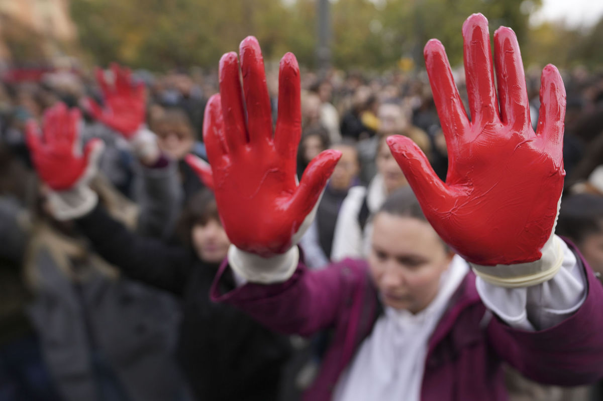Demonštranti počas protestu v srbskom Belehrade...