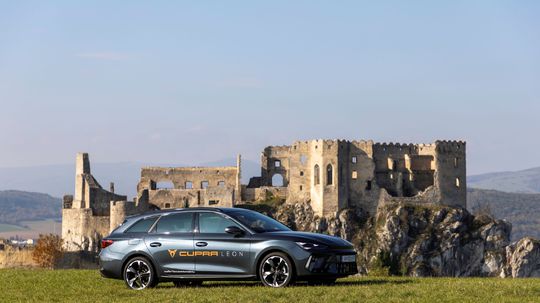 Hrad Beckov a CUPRA Leon