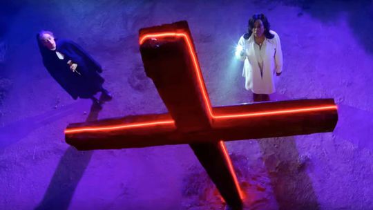 S mníškou Megan (Micaela Diamond) tvorí Lois...