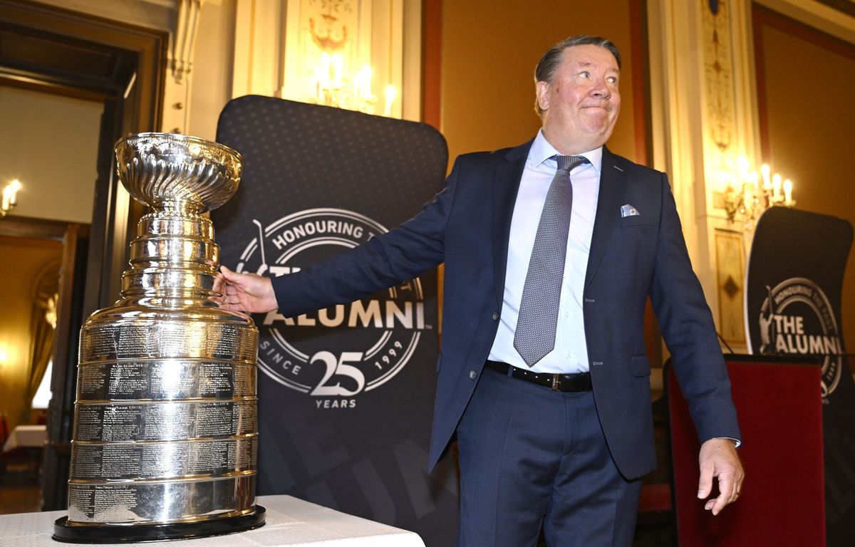 Jari Kurri during the ceremony before the NHL match...