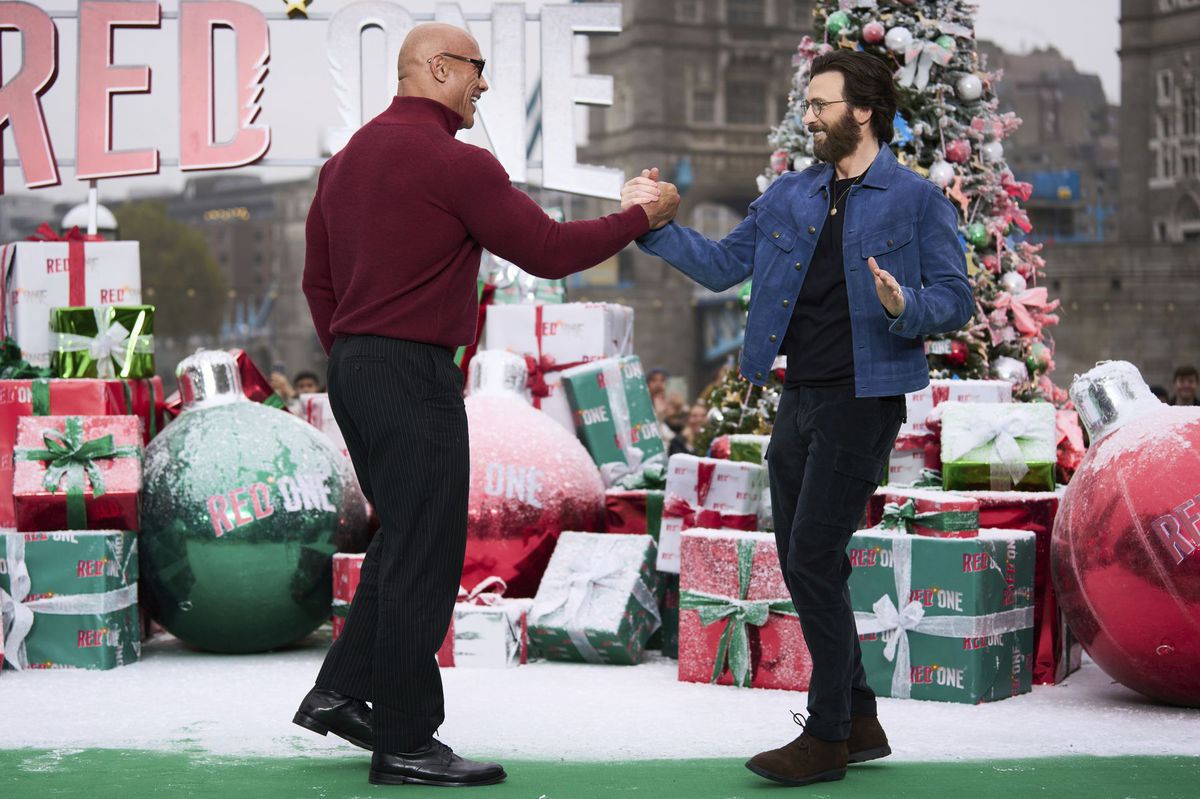 Dwayne Johnson (vľavo) a Chris Evans