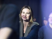 Pobláznila Douglasa, no Karel ju musel...