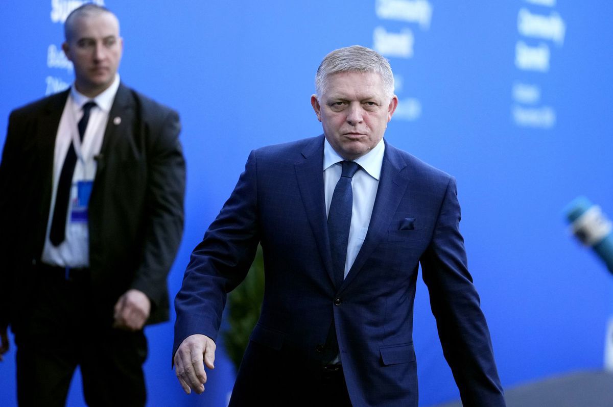 Premiér Robert Fico počas príchodu na 5. summit...