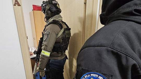 ÚBOK úradoval. Polícia pri akcii Jablko zadržala viacero osôb