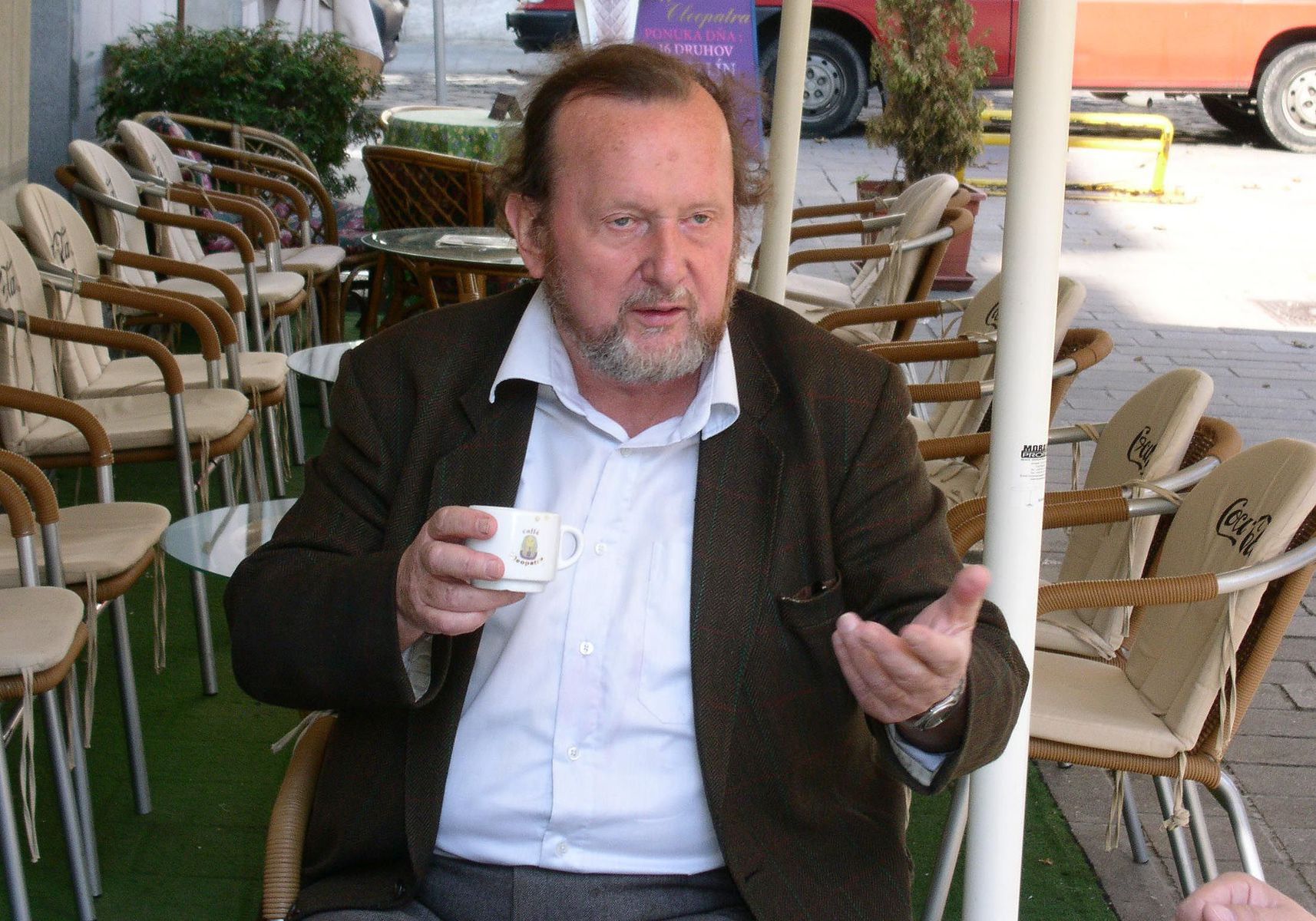Autor muzikálu Na skle maľované Ernest Bryll.
