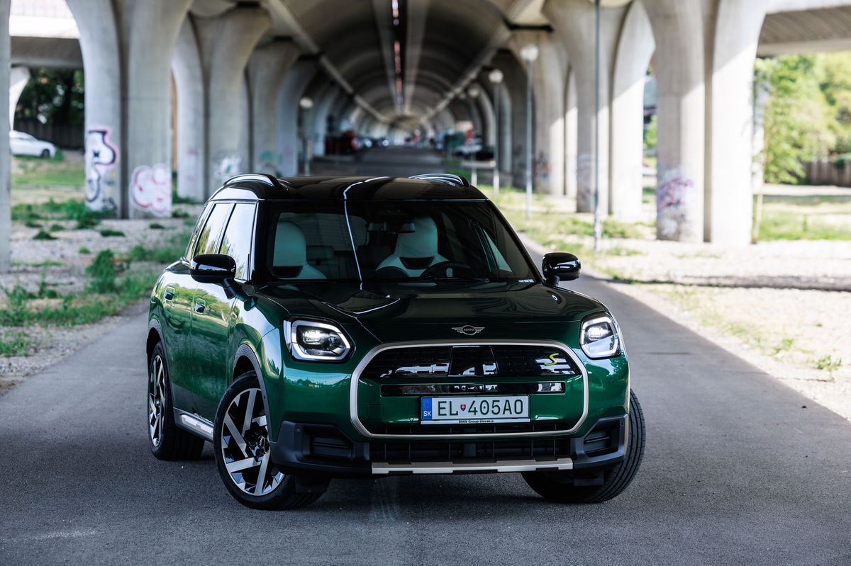 Mini Countryman SE All4 stojí v elektrickej...