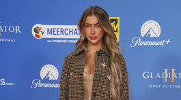 Charlotte Plank pózuje fotografom na MTV European Music Awards 2024.