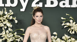 Herečka Anna Kendrick v kreácii Monique Lhuillier. 