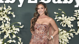 Herečka Jessica Alba v kreácii Zuhair Murad na Baby2Baby Gala.
