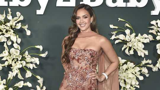 Herečka Jessica Alba v kreácii Zuhair Murad na...