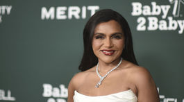 Mindy Kaling v kreácii Monique Lhuillier