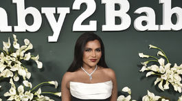 Mindy Kaling v kreácii Monique Lhuillier