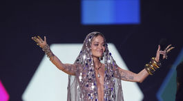 Moderátorka večera a speváčka Rita Ora.