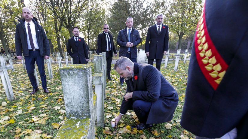 Na snímke druhý sprava prezident SR Peter...