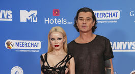 Xhoana Xheneti a Gavin Rossdale spoločne na červenom koberci akcie. 