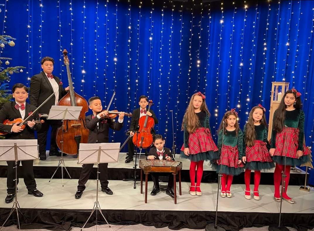 Orchester Janoska Kids zložený z detí členov...