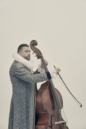 Július Darvas na fotke k albumu Štyri ročné...
