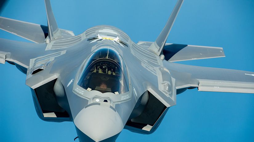 Stíhačka F-35 s otvorenými tankovacími otvormi...