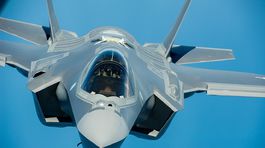 Stíhačka F-35 s otvorenými tankovacími dverami...