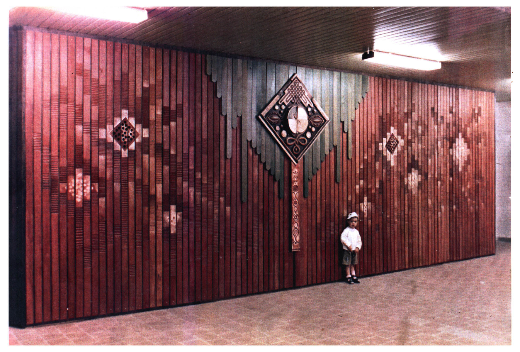 Drevený polychromovaný reléf vo vstupnej hale...