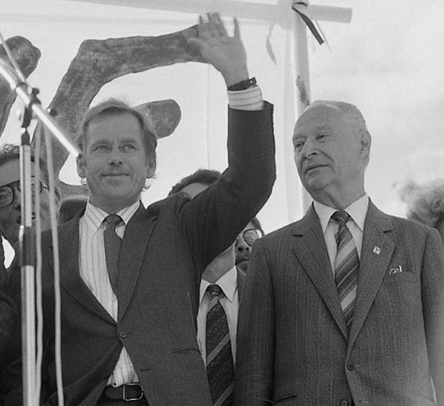 Alexander Dubček a Václav Havel sa na začiatku...