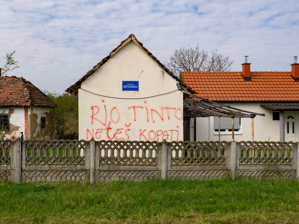 Rio Tinto, marš zo Srbska, píše sa na baneri.