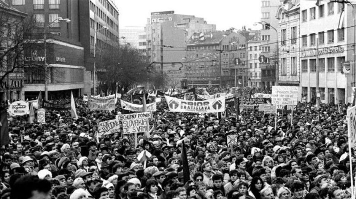 Novembrové Námestie SNP v roku 1989.