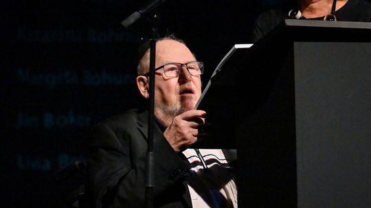 Pavel Traubner počas čítania mien obetí...