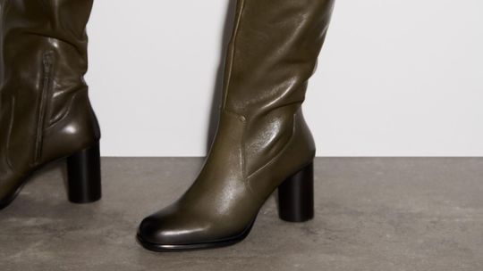 Dámske čižmy nad kolená Zara, predávajú sa za...