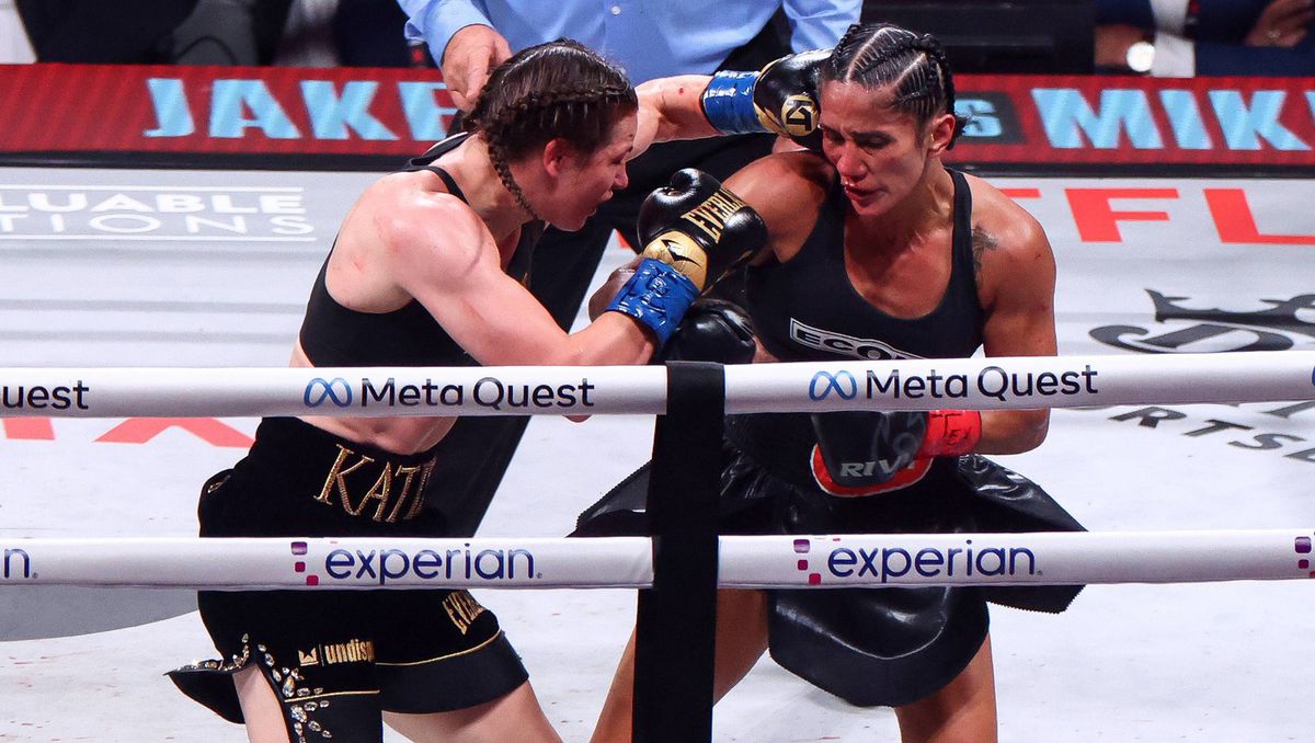 Katie Taylorová a Amanda Serranová počas...