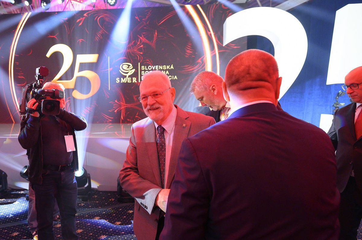 Exprezident Ivan Gašparovič (uprostred)...