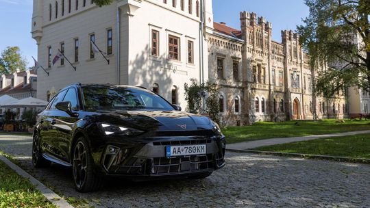 CUPRA Leon Sportstourer pred kaštieľom...