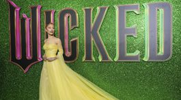 Speváčka Ariana Grande v kreácii Ralph Lauren...