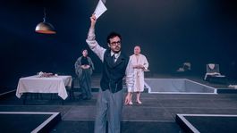 Doktor Stockmann (Dávid Hartl) stojí pred...