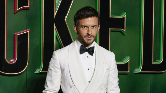 Herec Jonathan Bailey na slávnostnej premiére...