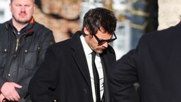 Spevák Harry Styles prichádza na pohreb svojho...