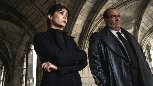 Cristin Miliotiová ako Sofia Falcone a Colin...