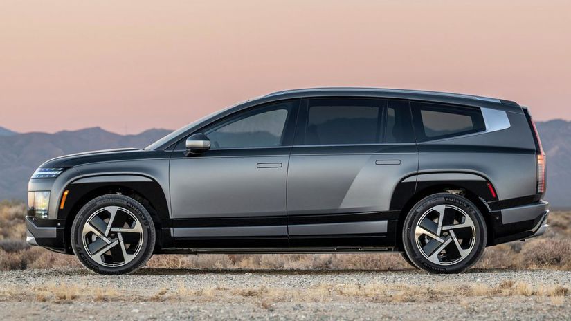 Aj vďaka klesajúcej línii strechy, digitálnym...