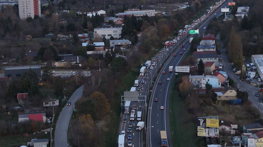 Kolóna na diaľnici D2 v ranných hodinách