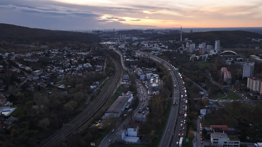 Pre uzavretý výjazd z D4 skolabovala na starej Seneckej doprava, hromadná nehoda ochromila D1 na Považí