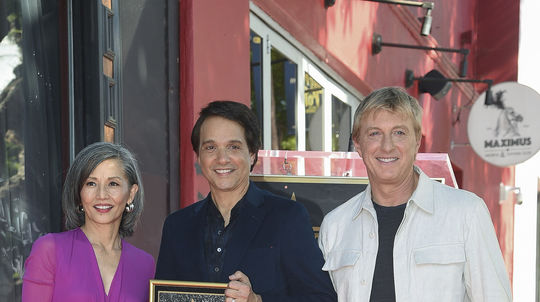 Zľava: Tamlyn Tomita, Ralph Macchio a William...