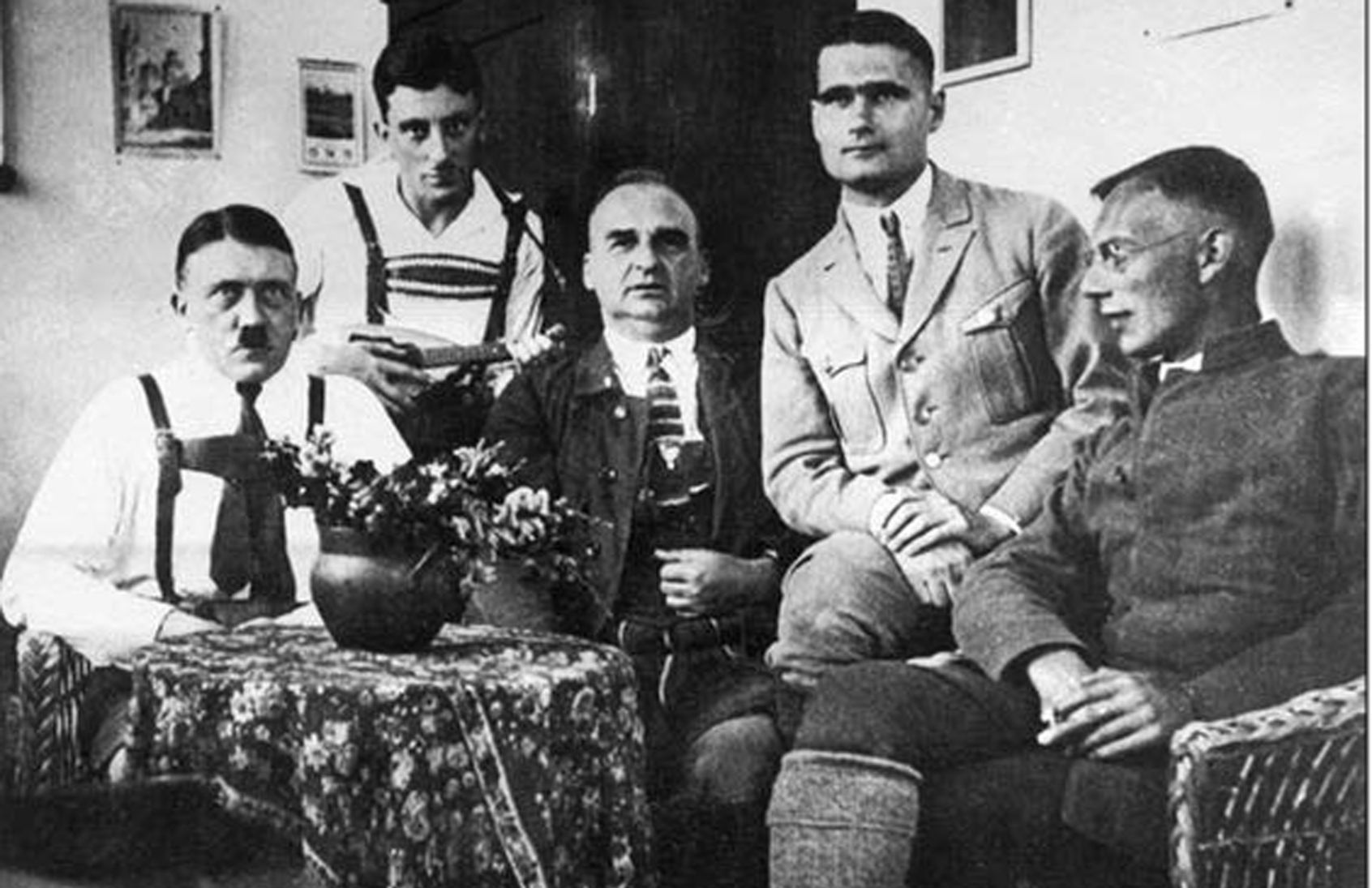 Adolf Hitler (celkom vľavo) v spoločenskej...