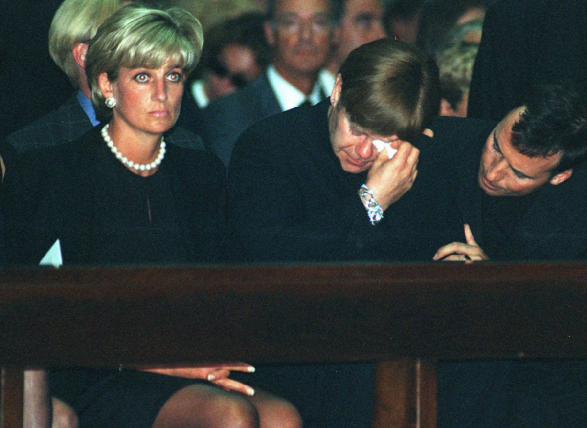 Princezná Diana a Elton John na pohrebe...