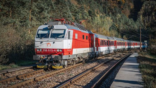 V Poprade sa narušila statika mosta ponad koľajami, železničnú dopravu pod Tatrami prerušili