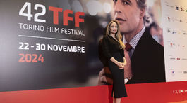 Angelina Jolie pózuje fotografom na filmovom festivale v Turíne. 