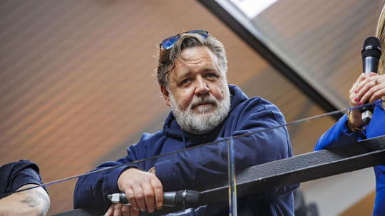 Herec Russell Crowe na zábere z júla 2024 v...
