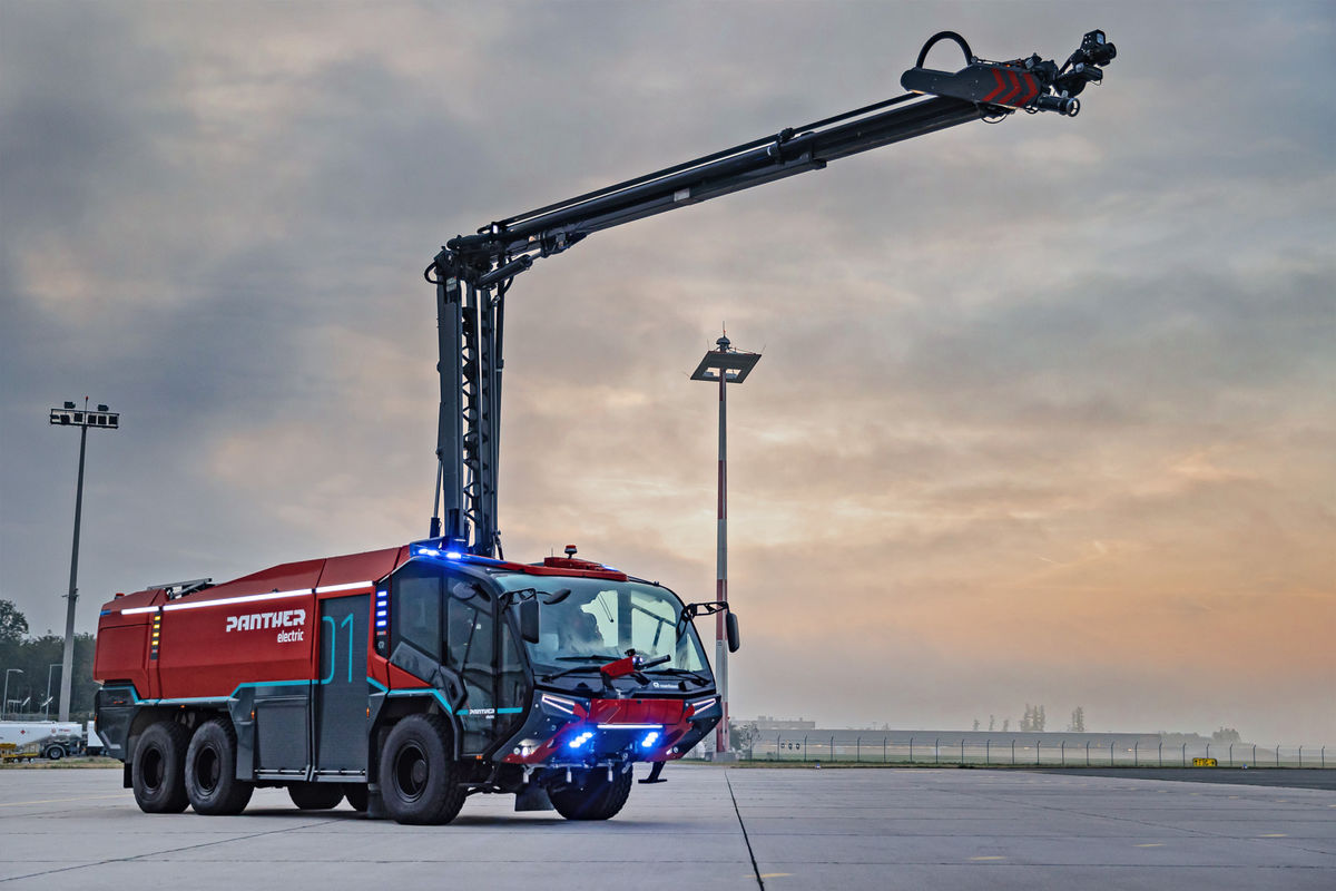 Rosenbauer Panther Electric 6x6 má pri hasení...